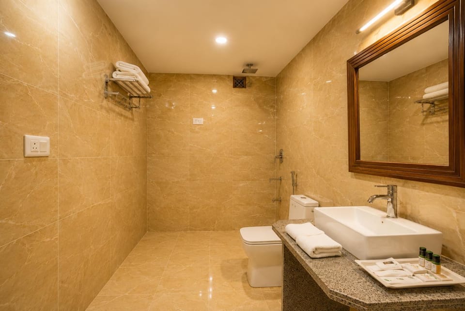 Shower, Toilet, Bathroom, bidet, towels