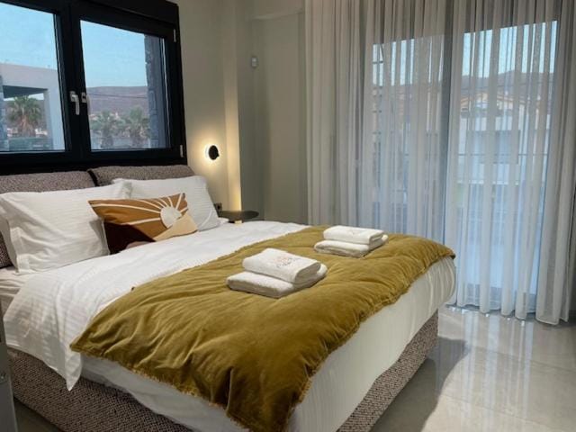 Bedroom, towels