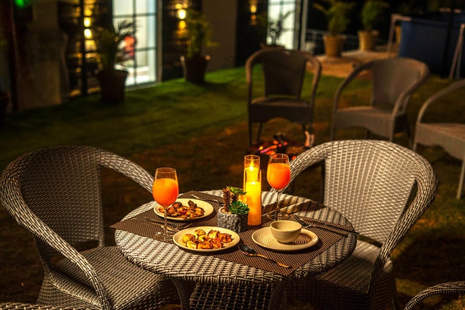 Garden, Food and drinks, Seating area, Food, Drinks