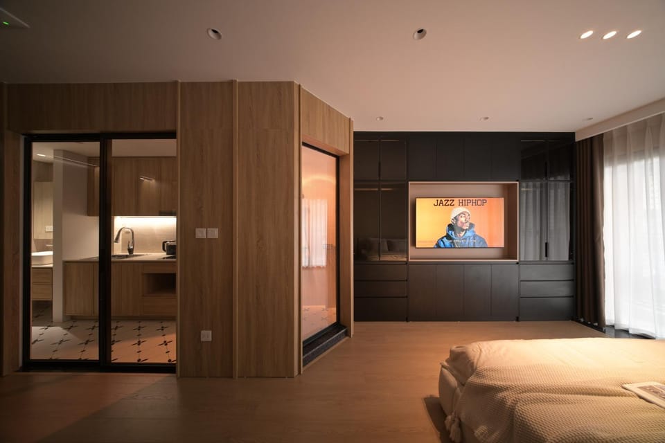 Bed, TV and multimedia, Photo of the whole room, Bedroom