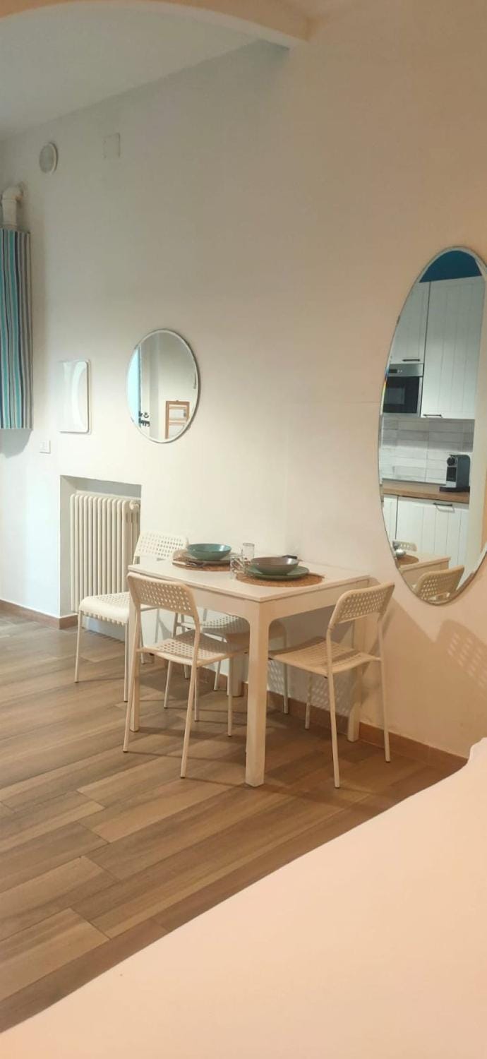 Seating area, Dining area