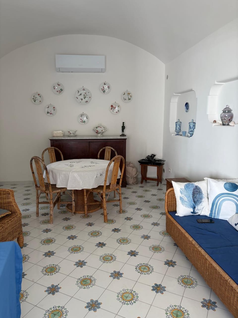 Photo of the whole room, Seating area, Dining area, air conditioner