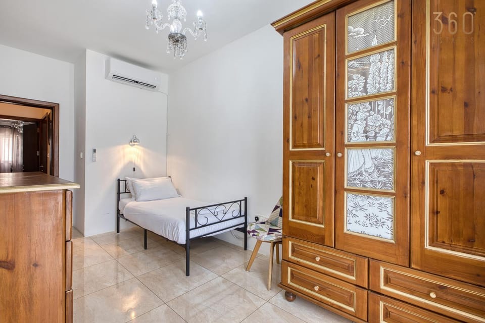 Bed, Photo of the whole room, Bedroom, wardrobe, air conditioner