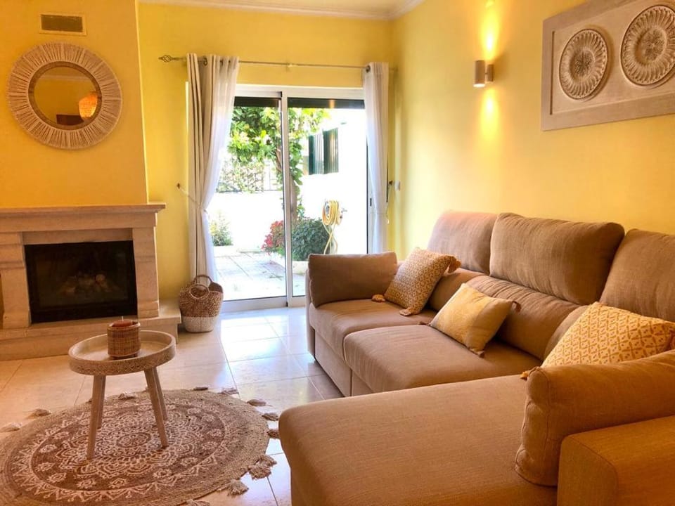 Spacious Pool & Patios Apartment in Albufeira