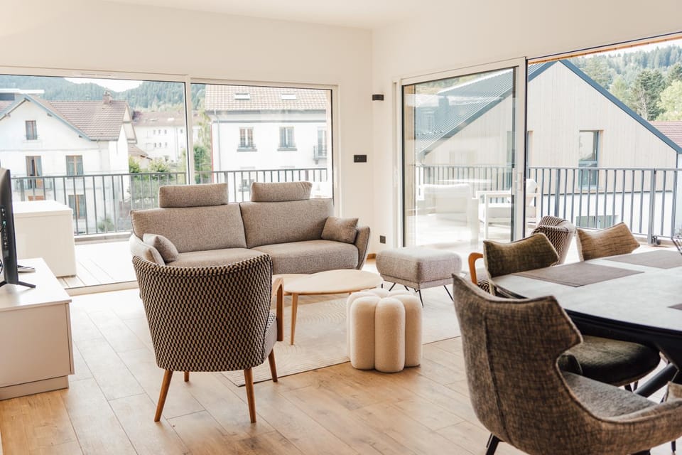 View (from property/room), Balcony/Terrace, Living room, Dining area