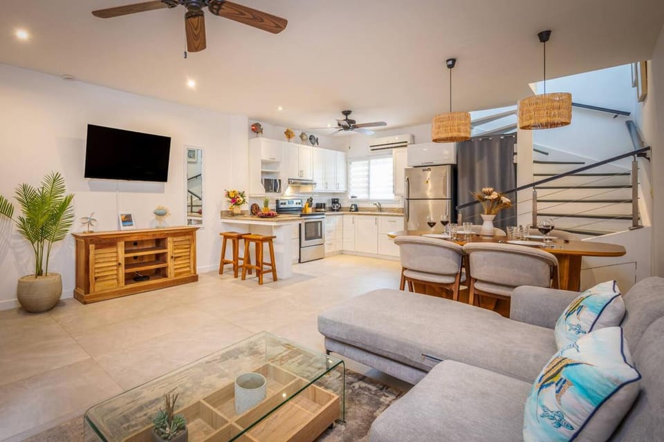 TV and multimedia, Kitchen or kitchenette, Living room, Seating area, Dining area