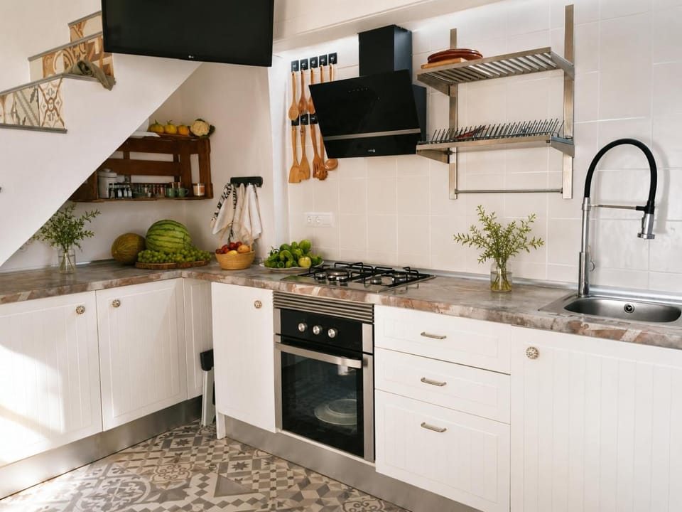 Kitchen or kitchenette, oven
