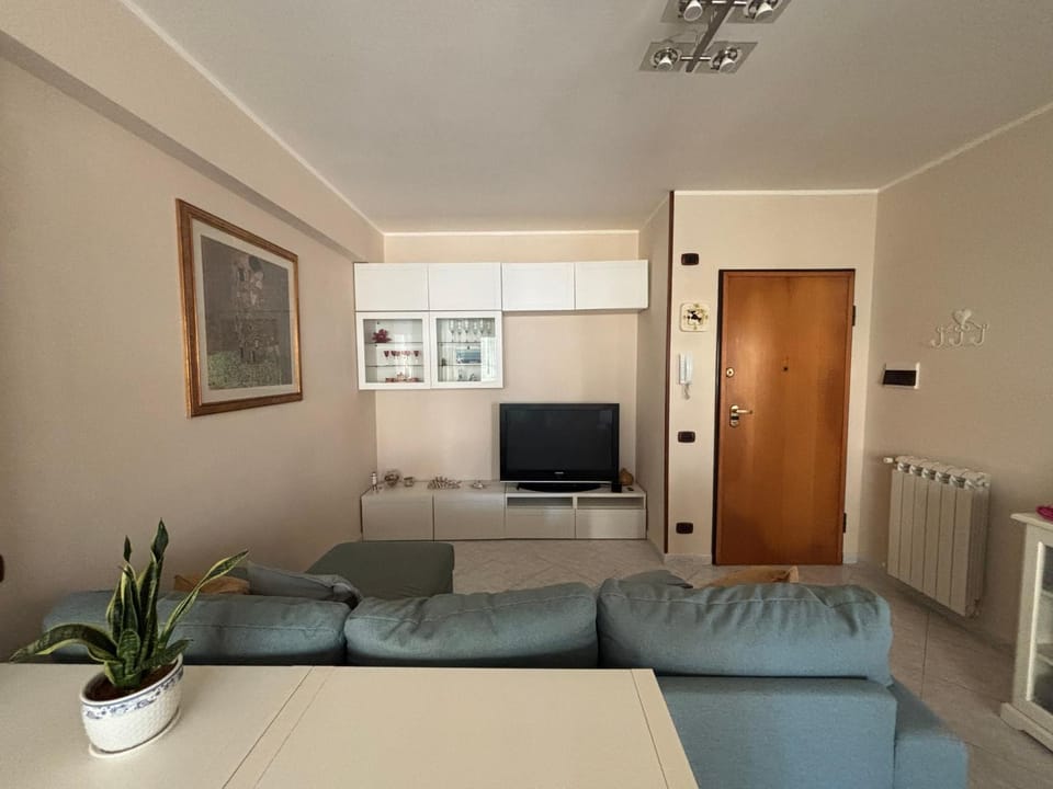Communal lounge/ TV room, TV and multimedia, Living room, Seating area, Evening entertainment