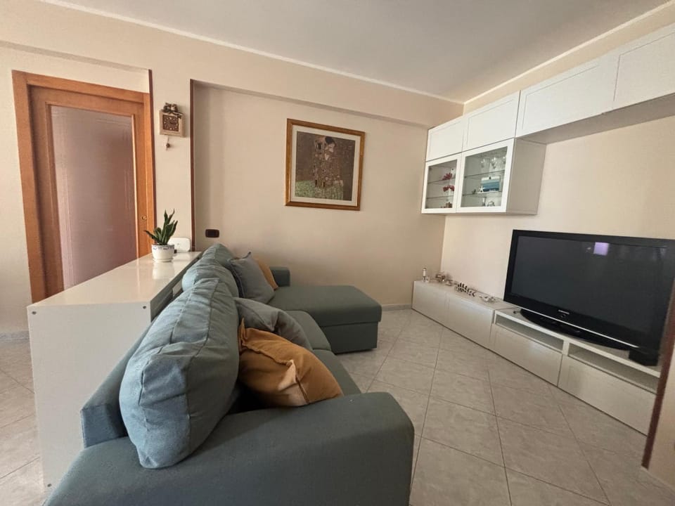 Communal lounge/ TV room, TV and multimedia, Living room, Seating area, Evening entertainment