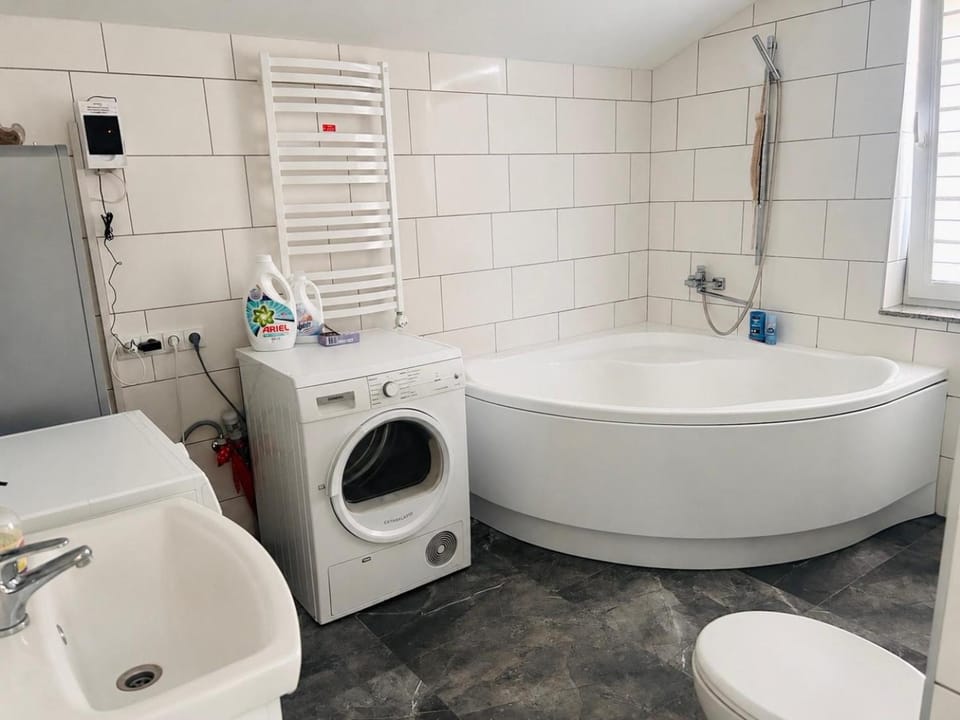 Shower, Toilet, Bathroom, Bath, washing machine, dryer