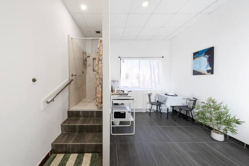 Shower, Bathroom, Photo of the whole room, Dining area, Facility for disabled guests
