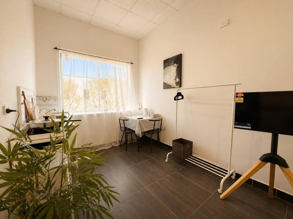 TV and multimedia, Photo of the whole room, Seating area, Dining area