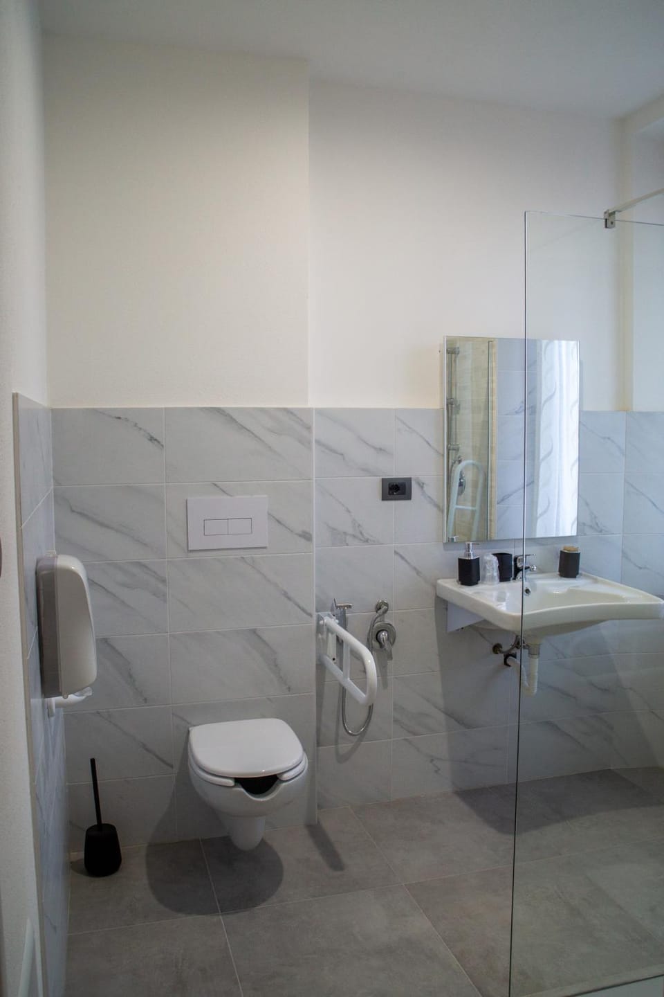 Shower, Toilet, Bathroom, bidet, towels