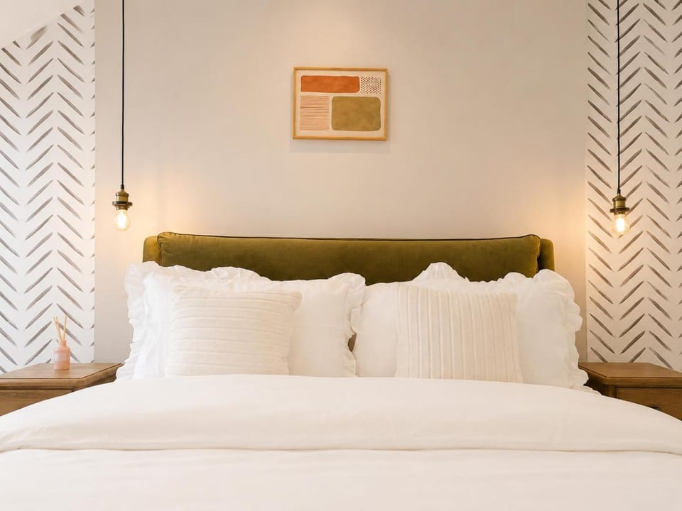 Luxury Windsor Stay 4BR - Garden & Parking House in Windsor