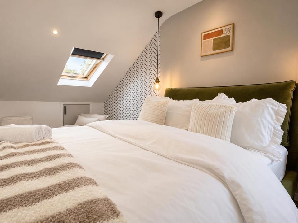 Luxury Windsor Stay 4BR - Garden & Parking House in Windsor