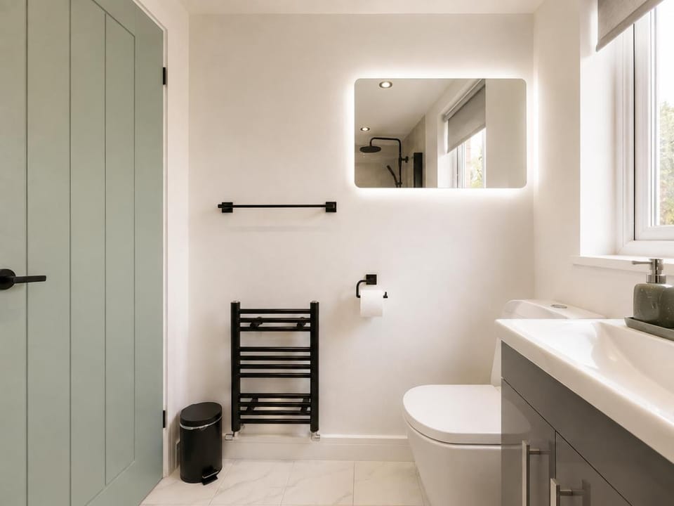 Luxury Windsor Stay 4BR - Garden & Parking House in Windsor