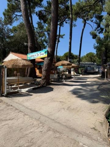 Restaurant/places to eat, Facade/entrance, Natural landscape