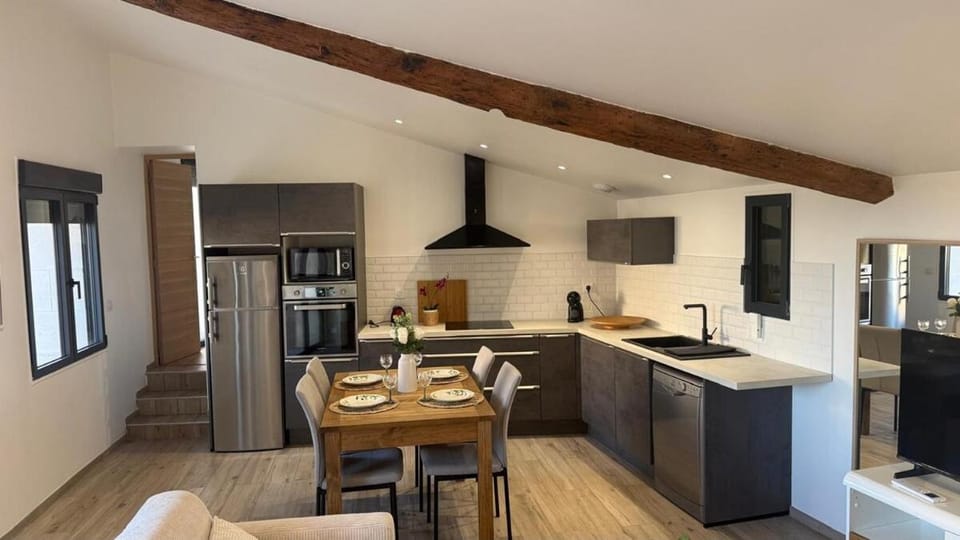 Kitchen or kitchenette, Seating area, Dining area, minibar, oven, stove