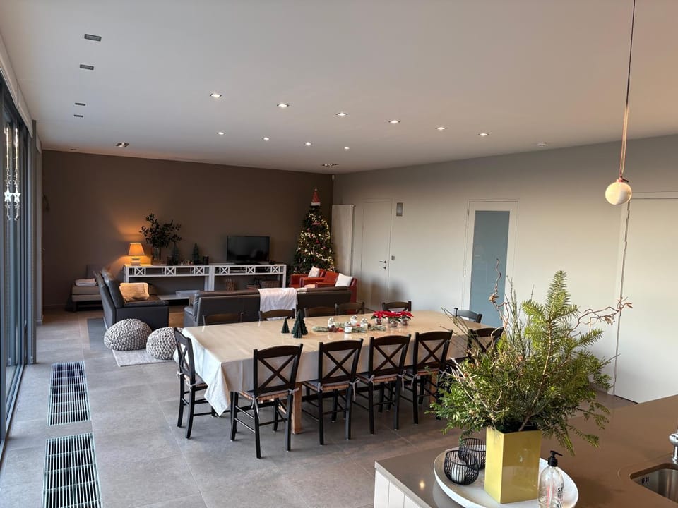 Kitchen or kitchenette, Living room, Seating area, Dining area