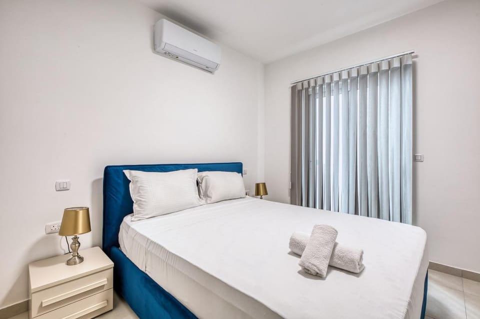 Bed, Photo of the whole room, Bedroom, towels, air conditioner