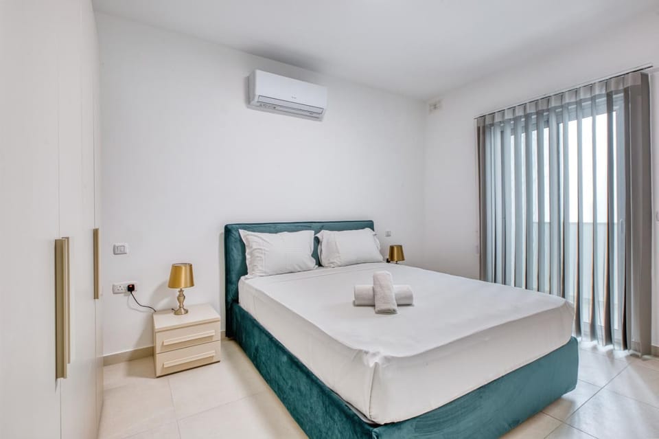 Bed, Photo of the whole room, Bedroom, towels, air conditioner