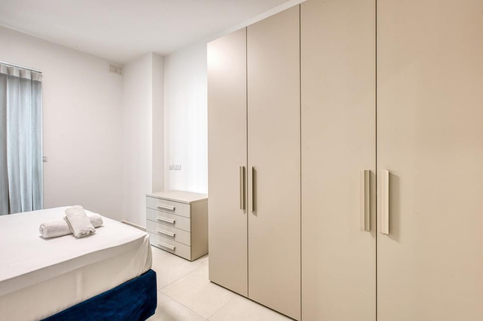 Bed, Bedroom, towels, wardrobe