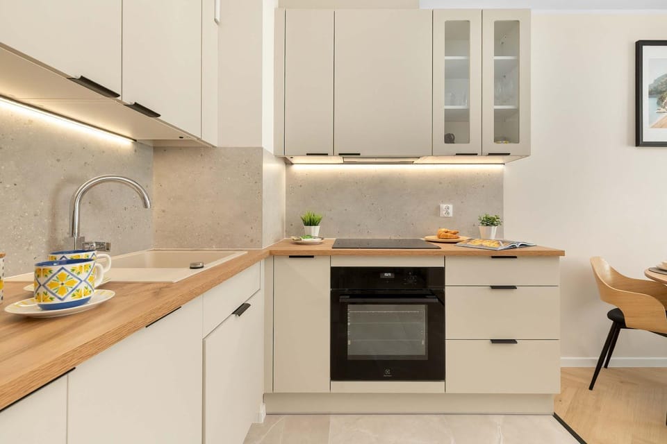 Coffee/tea facilities, Kitchen or kitchenette, stove