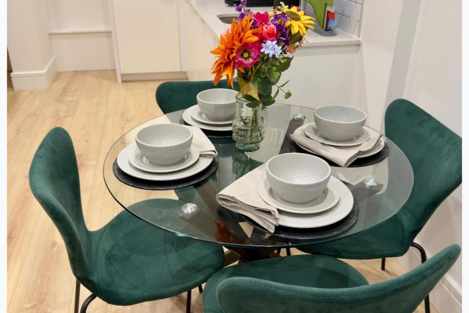 Coffee/tea facilities, Living room, Seating area, Dining area