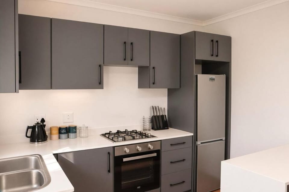 Coffee/tea facilities, Kitchen or kitchenette, oven, stove, toaster