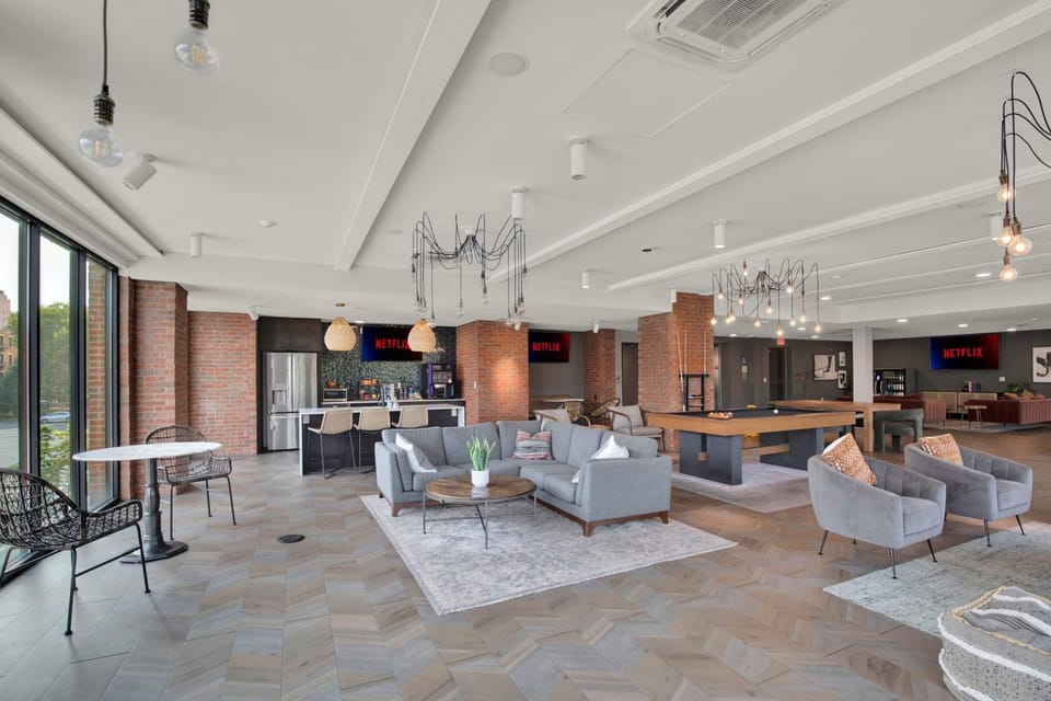 Communal lounge/ TV room, Billiard, TV and multimedia, Kitchen or kitchenette, Lounge or bar, Seating area