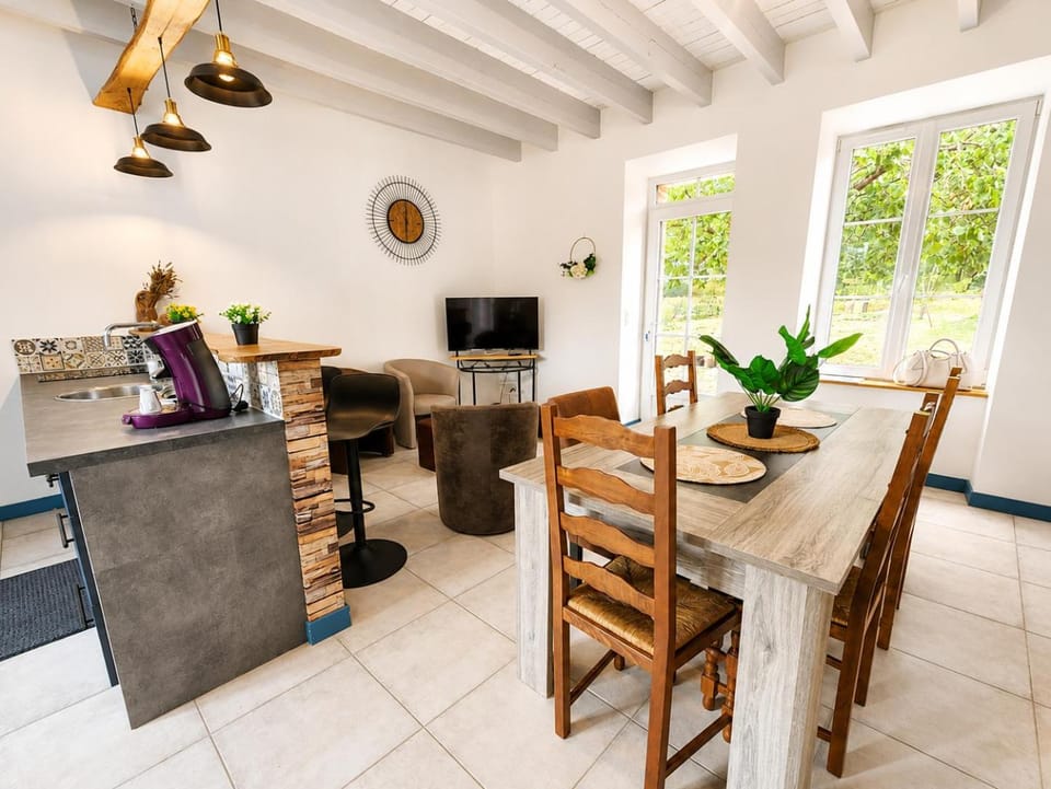 TV and multimedia, Seating area, Dining area