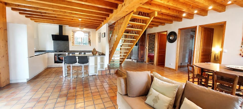 Communal lounge/ TV room, Kitchen or kitchenette, Living room, Seating area, Dining area