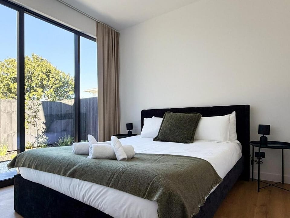 Designer Villa, Panoramic Views & Private Spa House in Auckland