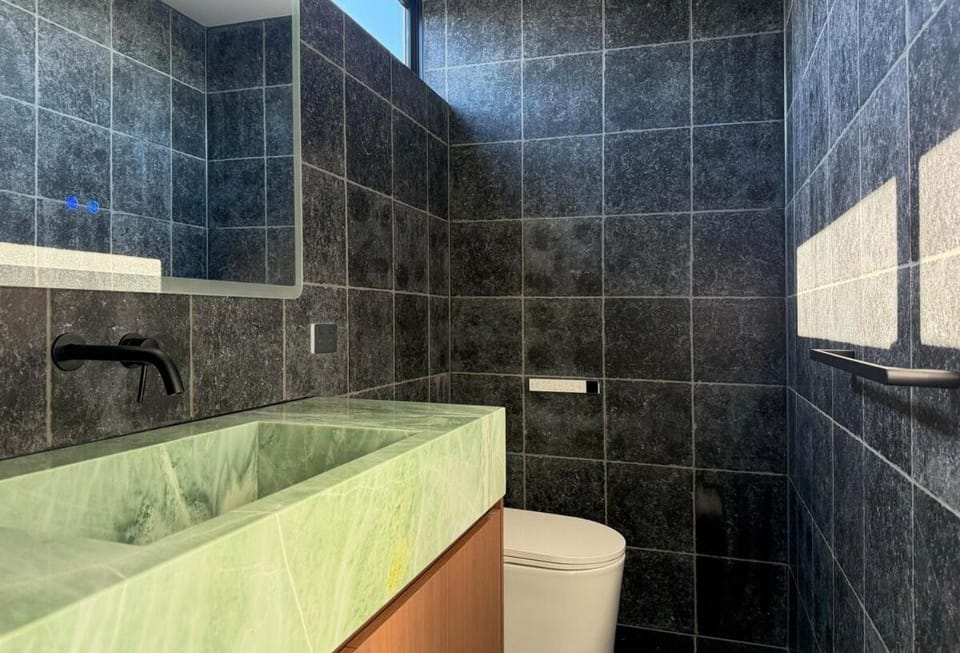 Designer Villa, Panoramic Views & Private Spa House in Auckland