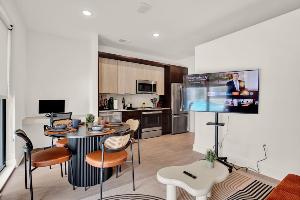 TV and multimedia, Kitchen or kitchenette, Living room, Seating area, Dining area