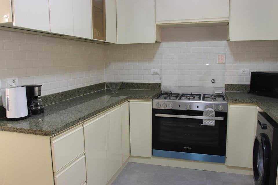 Kitchen or kitchenette, oven, washing machine