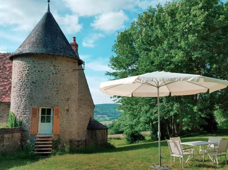 Gite de charme au Chateau de Thard pour 8 personnes House in Bourgogne-Franche-Comté