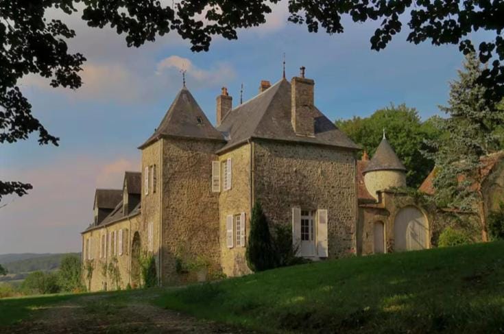 Gite de charme au Chateau de Thard pour 8 personnes House in Bourgogne-Franche-Comté