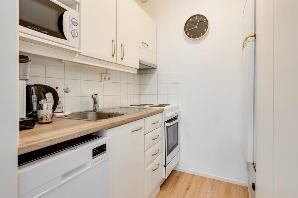 Coffee/tea facilities, Kitchen or kitchenette, dishwasher, stove