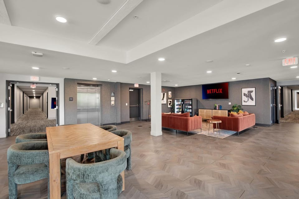 Communal lounge/ TV room, TV and multimedia, Lobby or reception, Seating area, vending machine, elevator