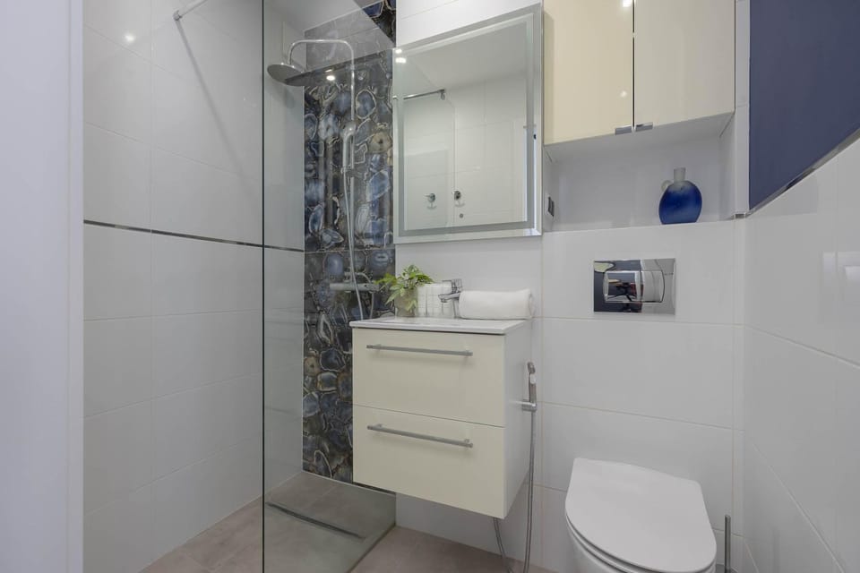 Shower, Toilet, Bathroom, towels