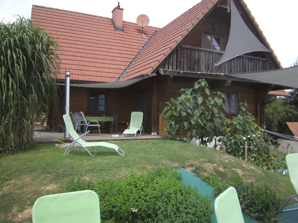 Property building, Garden, Balcony/Terrace