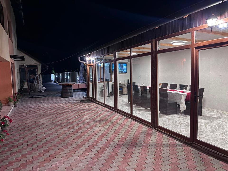 Night, Dining area