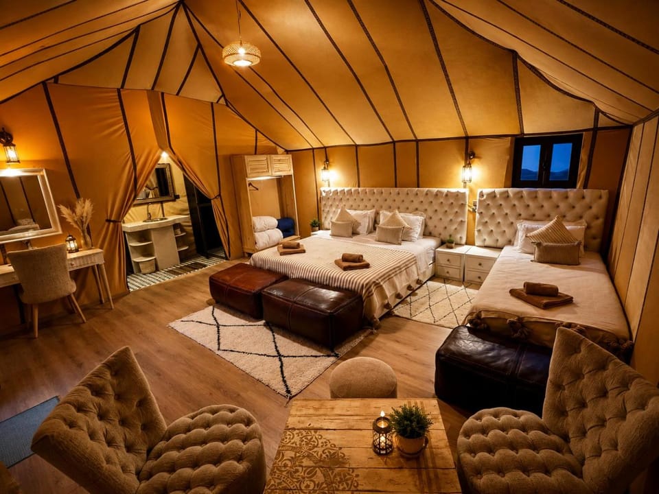 Bed, Living room, Photo of the whole room, Seating area, Bedroom