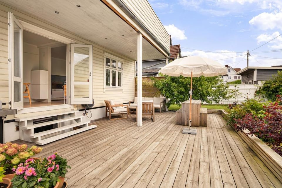 Two Bedroom Apartment with Two Bathrooms and Private Terrace and Garden Apartment in Stavanger