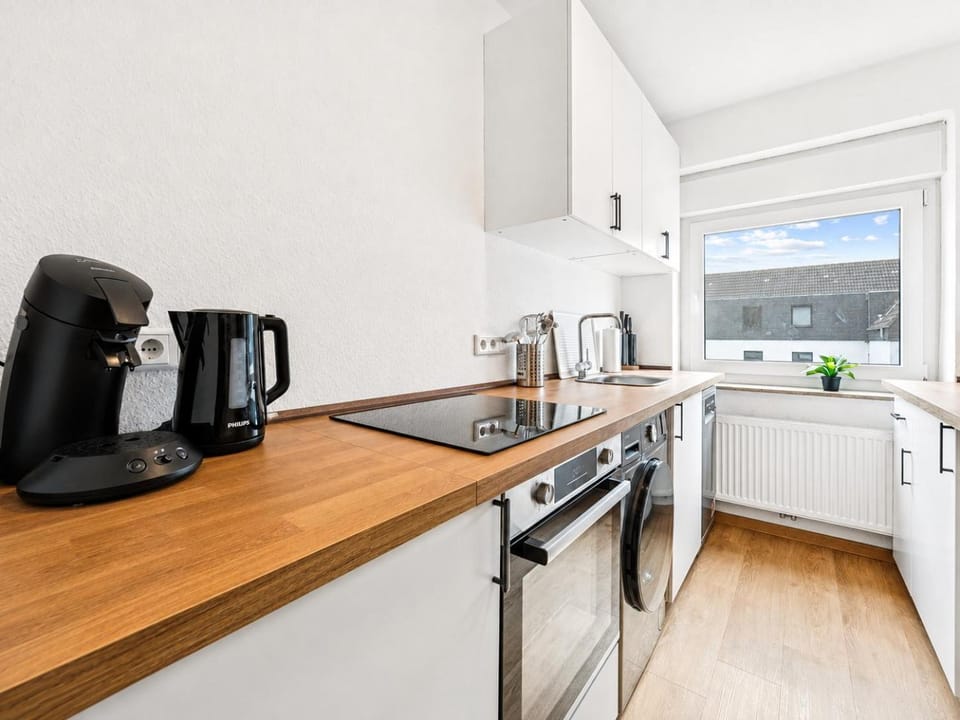 Coffee/tea facilities, Kitchen or kitchenette, dishwasher, stove, toaster