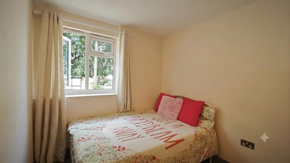 Cozy Studio with Private Access & En-Suite Apartment in Orpington