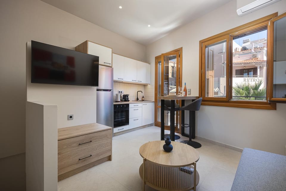 TV and multimedia, Kitchen or kitchenette, Dining area, oven, stove