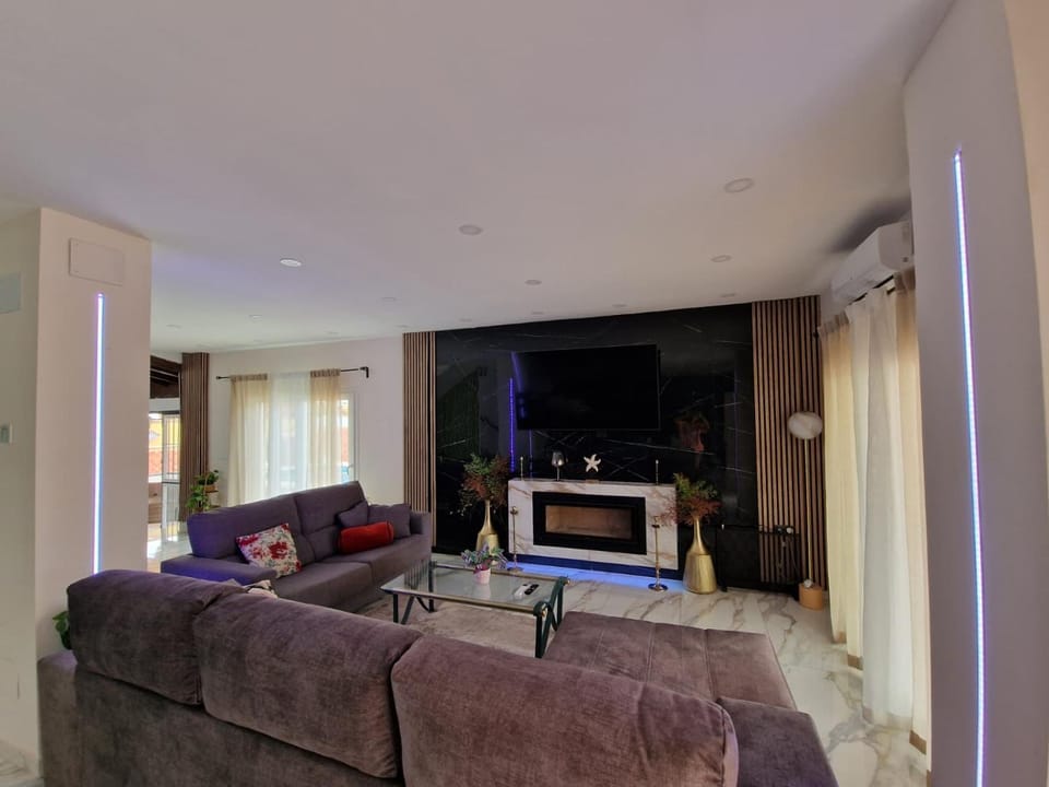 Family villa with 5 bedrooms and a pool Villa in Alhaurín de la Torre
