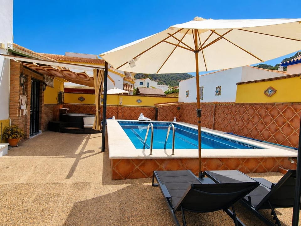 Family villa with 5 bedrooms and a pool Villa in Alhaurín de la Torre